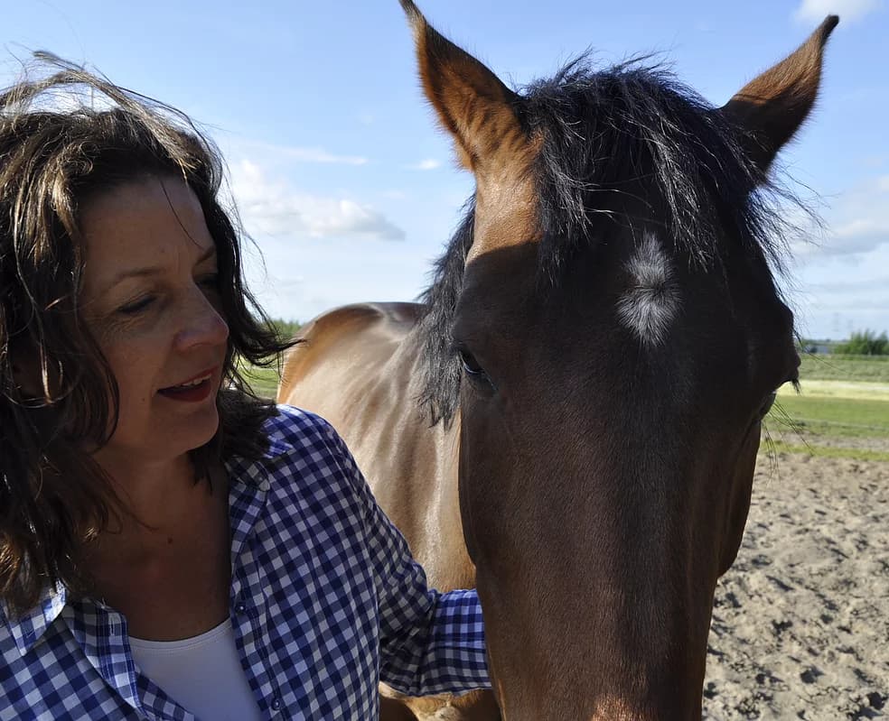 Jacomijn met een paard tijdens paardencoaching in Zwolle